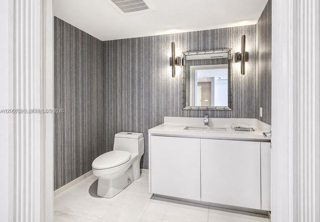1 Collins Ave 606, Miami Beach, FL 33139
