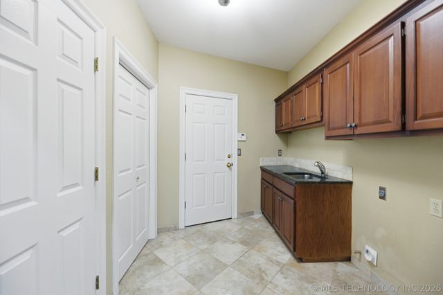 9020 S 43rd West Avenue, Tulsa, OK 74132