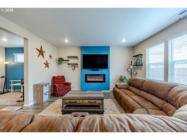 2918 FENYA St, Springfield, OR 97477