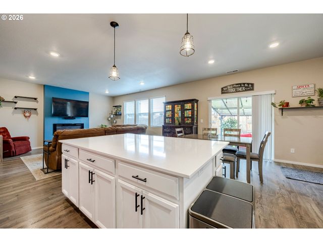 2918 FENYA St, Springfield, OR 97477