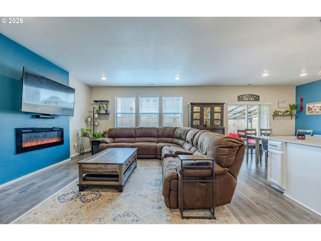 2918 FENYA St, Springfield, OR 97477