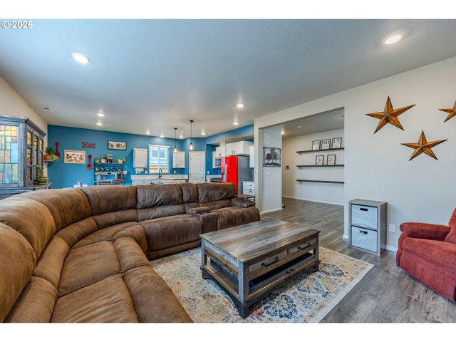 2918 FENYA St, Springfield, OR 97477