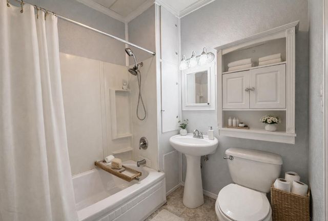 402 Black Hawk Road, Waterloo, IA 50701