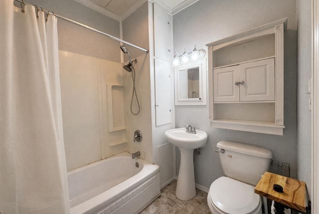 402 Black Hawk Road, Waterloo, IA 50701