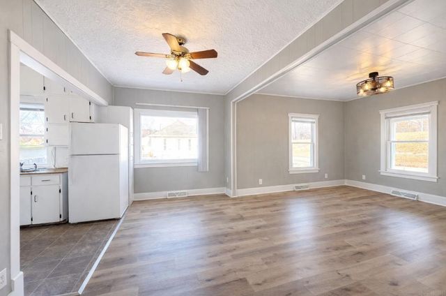 402 Black Hawk Road, Waterloo, IA 50701