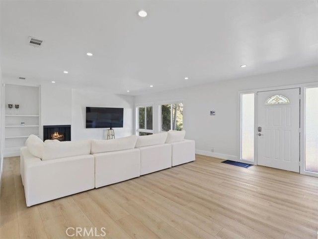 4749 Bonvue, Los Angeles, CA 90027