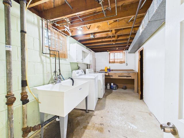 6306 Lee Avenue N, Brooklyn Center, MN 55429