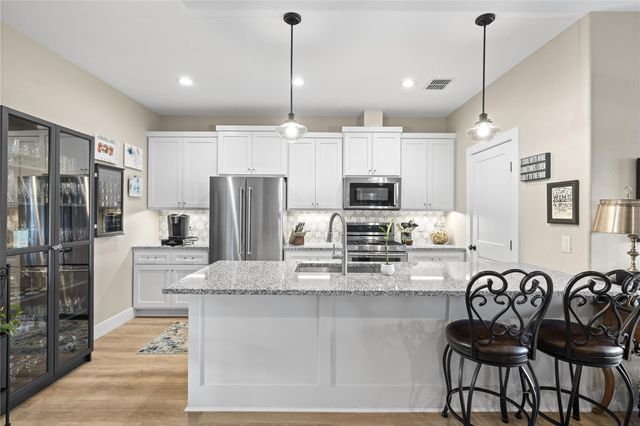 1057 Roanoke LN, Kerrville, TX 78028
