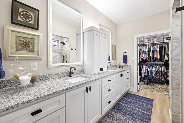 1057 Roanoke LN, Kerrville, TX 78028