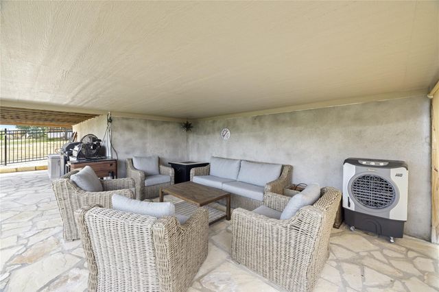 1057 Roanoke LN, Kerrville, TX 78028