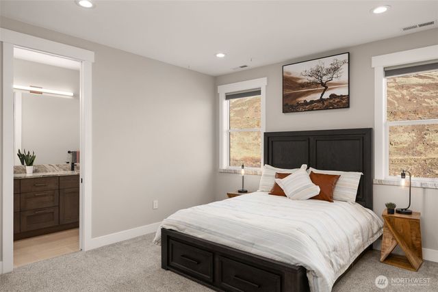 56 Spring Valley Road, Rock Island, WA 98850