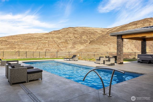 56 Spring Valley Road, Rock Island, WA 98850