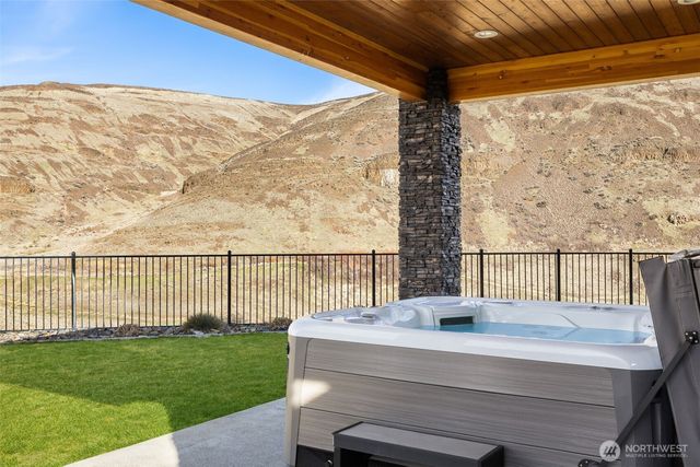 56 Spring Valley Road, Rock Island, WA 98850