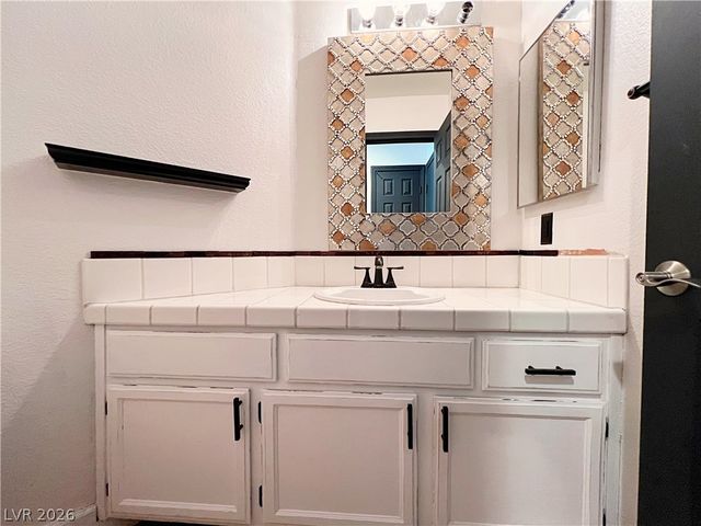 1828 Derbyshire Drive, Las Vegas, NV 89117