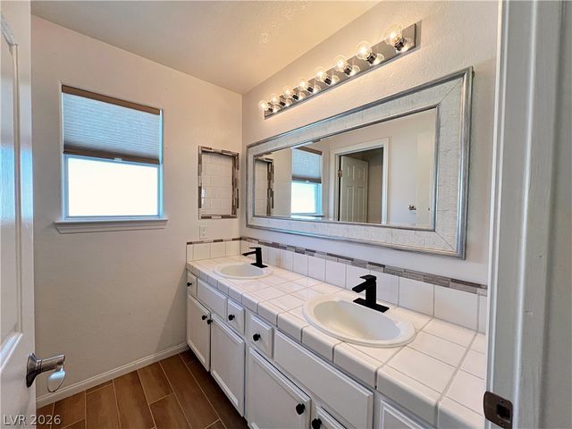 1828 Derbyshire Drive, Las Vegas, NV 89117
