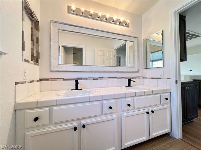 1828 Derbyshire Drive, Las Vegas, NV 89117