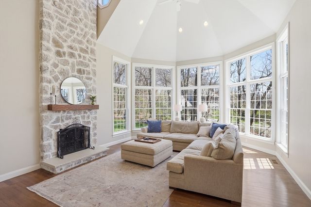 24 Alcorn Xing, Westford, MA 01886