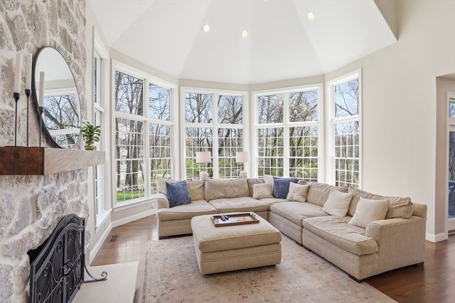 24 Alcorn Xing, Westford, MA 01886