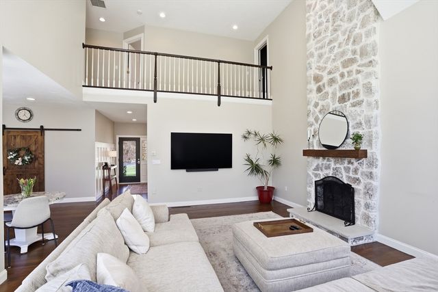 24 Alcorn Xing, Westford, MA 01886