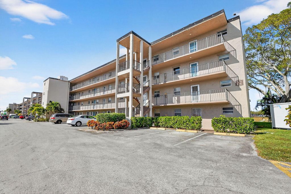 729 Lori Drive 302, Palm Springs, FL 33461