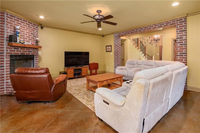 125 MAID MARION Drive, Dry Prong, LA 71423