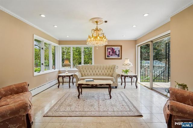 35 Grandview Avenue, Upper Saddle River, NJ 07458