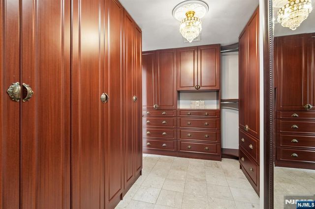 35 Grandview Avenue, Upper Saddle River, NJ 07458