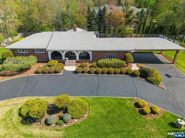 35 Grandview Avenue, Upper Saddle River, NJ 07458