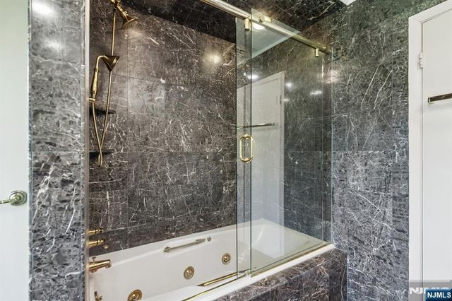 35 Grandview Avenue, Upper Saddle River, NJ 07458
