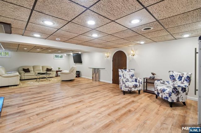 35 Grandview Avenue, Upper Saddle River, NJ 07458