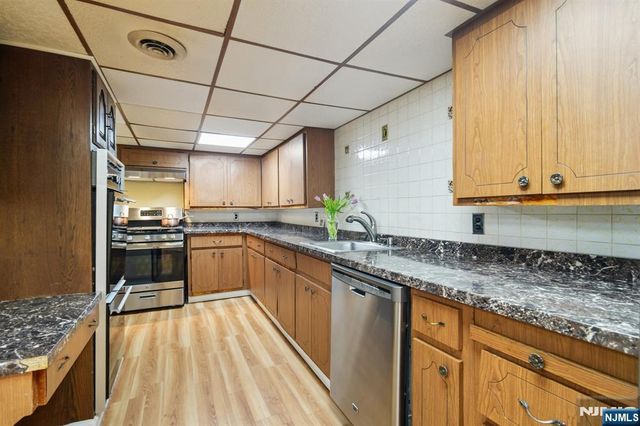 35 Grandview Avenue, Upper Saddle River, NJ 07458