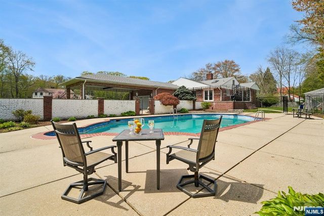 35 Grandview Avenue, Upper Saddle River, NJ 07458