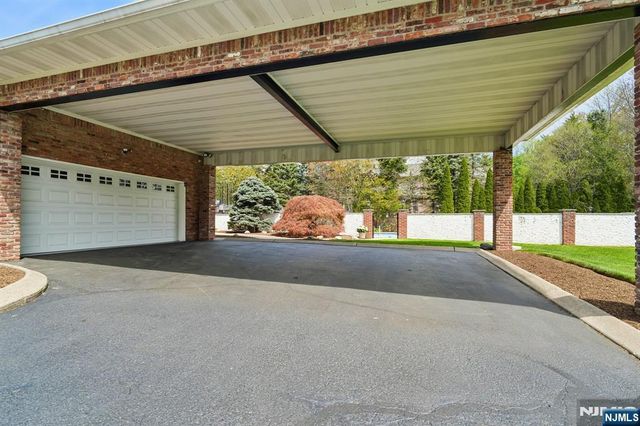 35 Grandview Avenue, Upper Saddle River, NJ 07458