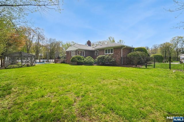 35 Grandview Avenue, Upper Saddle River, NJ 07458