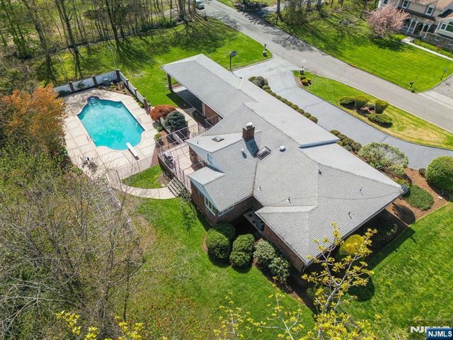 35 Grandview Avenue, Upper Saddle River, NJ 07458