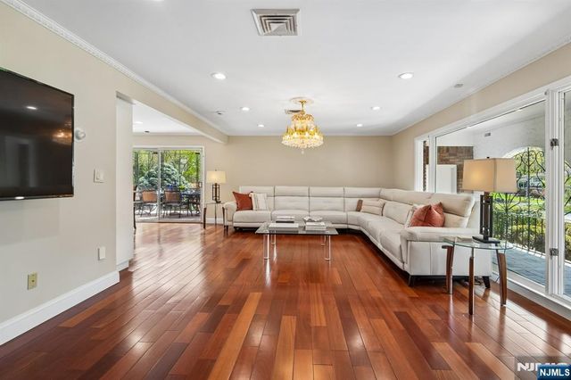 35 Grandview Avenue, Upper Saddle River, NJ 07458