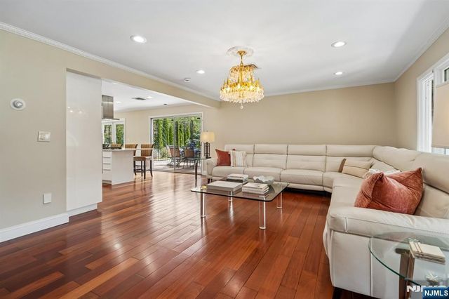 35 Grandview Avenue, Upper Saddle River, NJ 07458