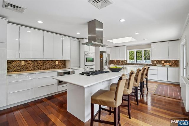 35 Grandview Avenue, Upper Saddle River, NJ 07458