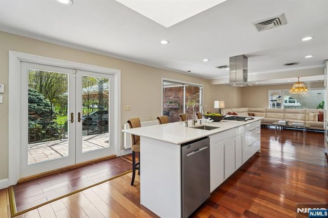 35 Grandview Avenue, Upper Saddle River, NJ 07458