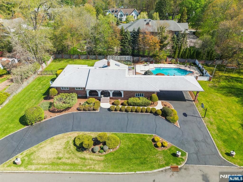 35 Grandview Avenue, Upper Saddle River, NJ 07458