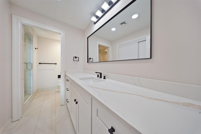 661 Bering Drive 207, Houston, TX 77057