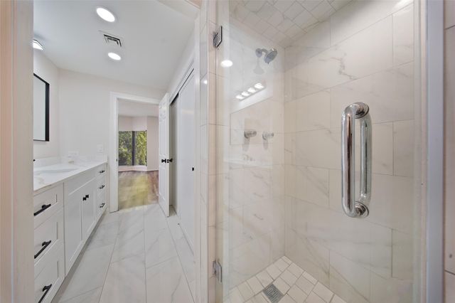 661 Bering Drive 207, Houston, TX 77057