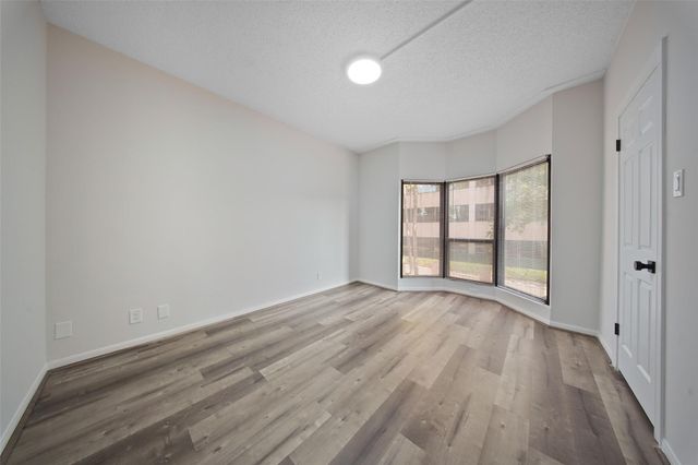 661 Bering Drive 207, Houston, TX 77057