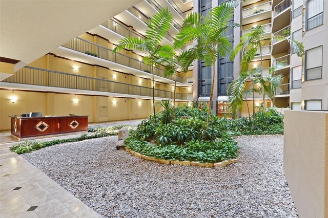 661 Bering Drive 207, Houston, TX 77057