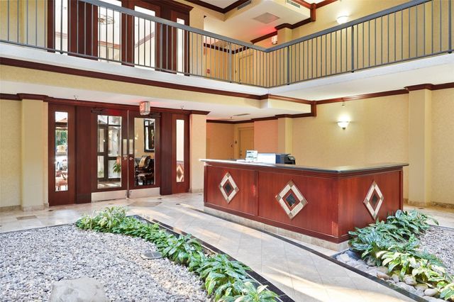 661 Bering Drive 207, Houston, TX 77057