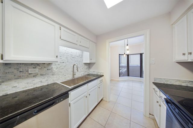 661 Bering Drive 207, Houston, TX 77057