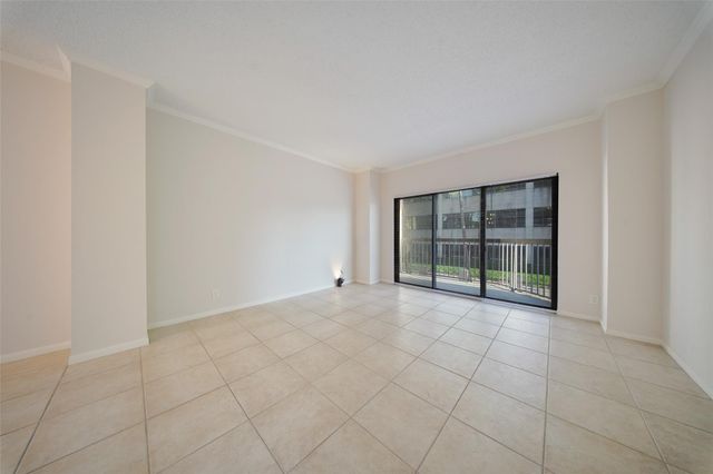 661 Bering Drive 207, Houston, TX 77057