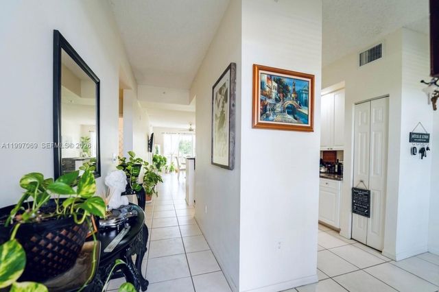 27 Royal Palm Way 102, Boca Raton, FL 33432