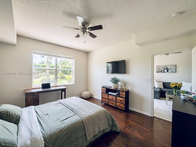 27 Royal Palm Way 102, Boca Raton, FL 33432