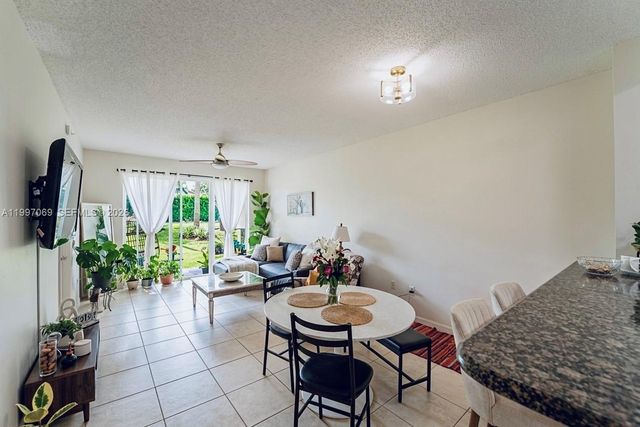 27 Royal Palm Way 102, Boca Raton, FL 33432